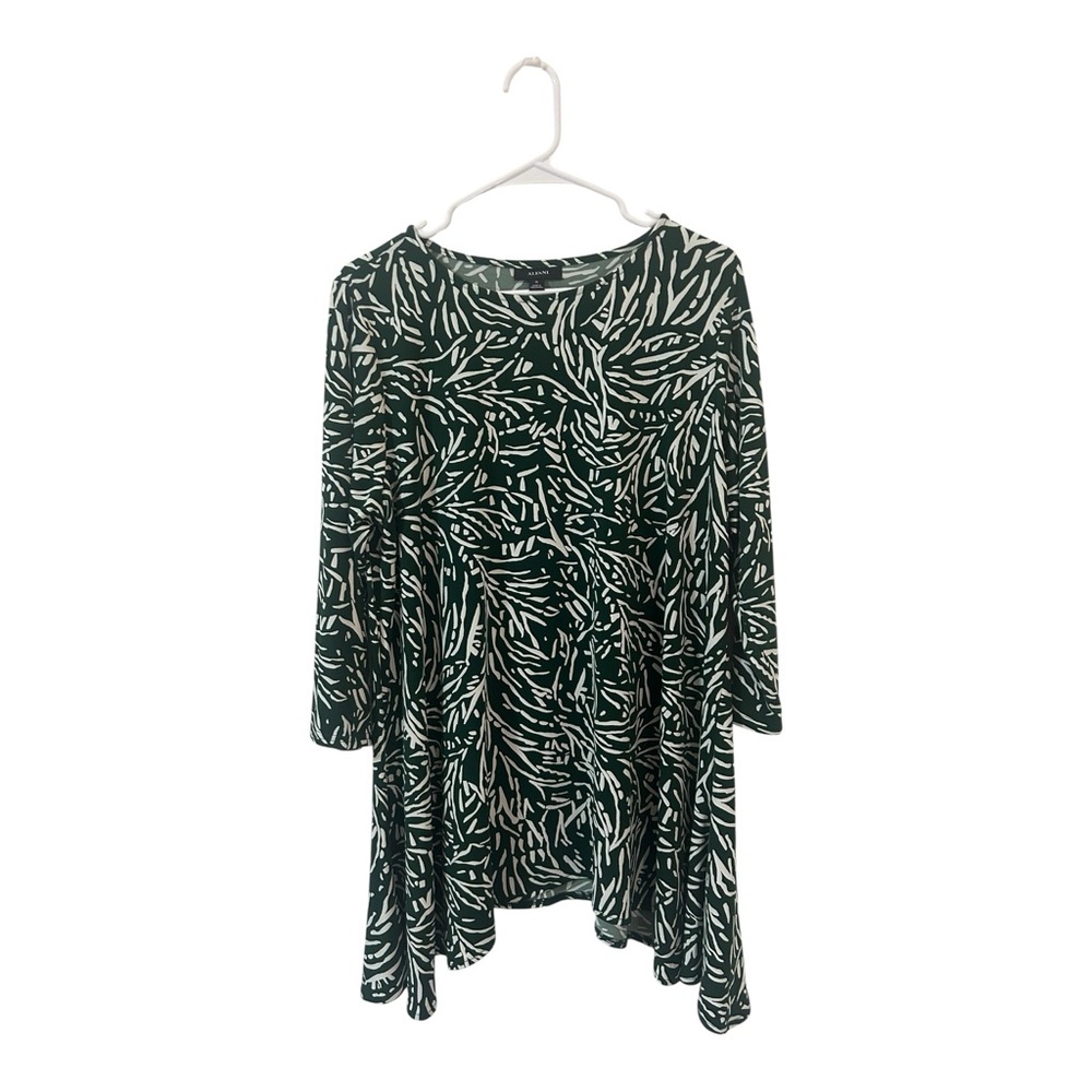 Alfani Green and White Abstract Top